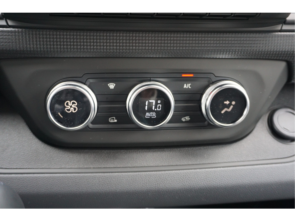 38487506-renault-trafic-13