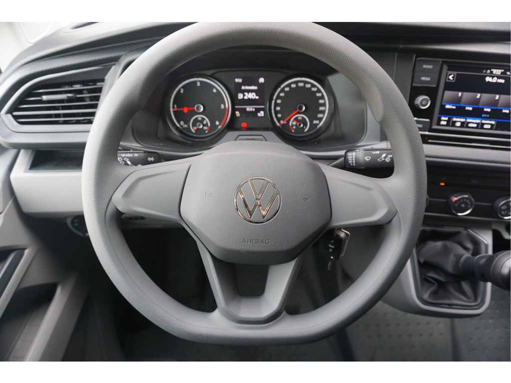 38921718-volkswagen-transporter-10