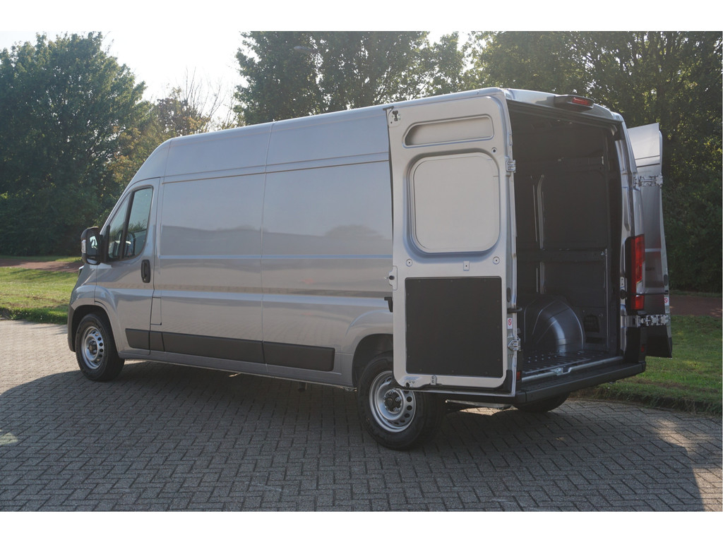 42123706-peugeot-boxer-4