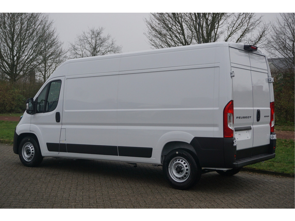 42945397-peugeot-boxer-3
