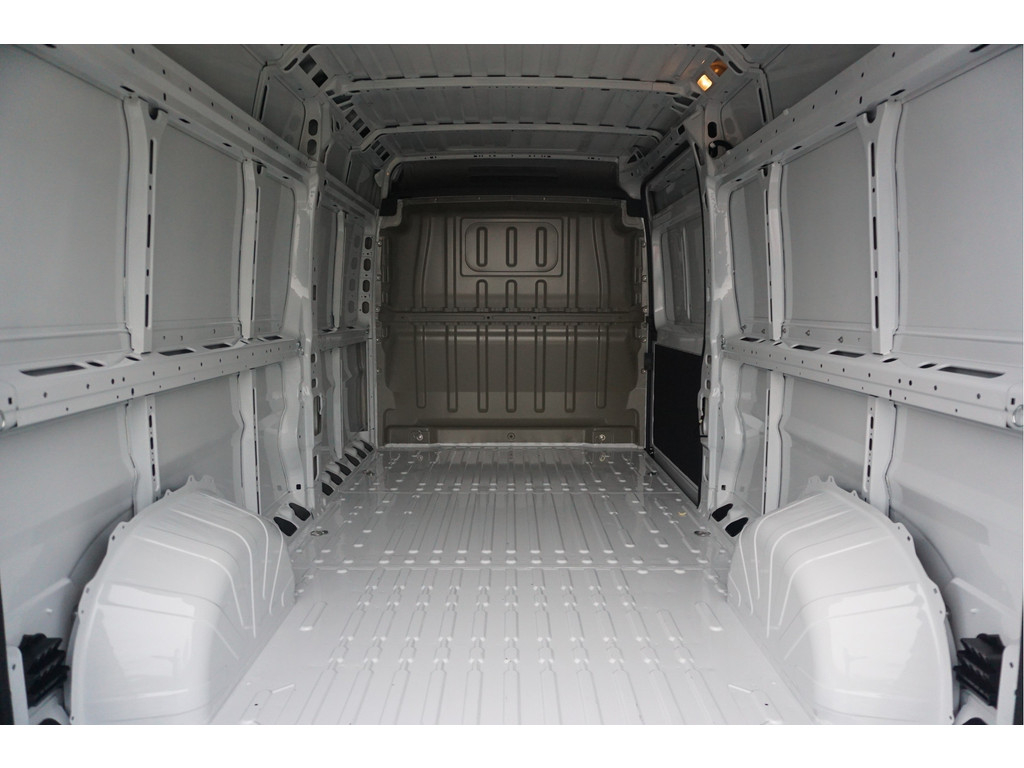 42945397-peugeot-boxer-8