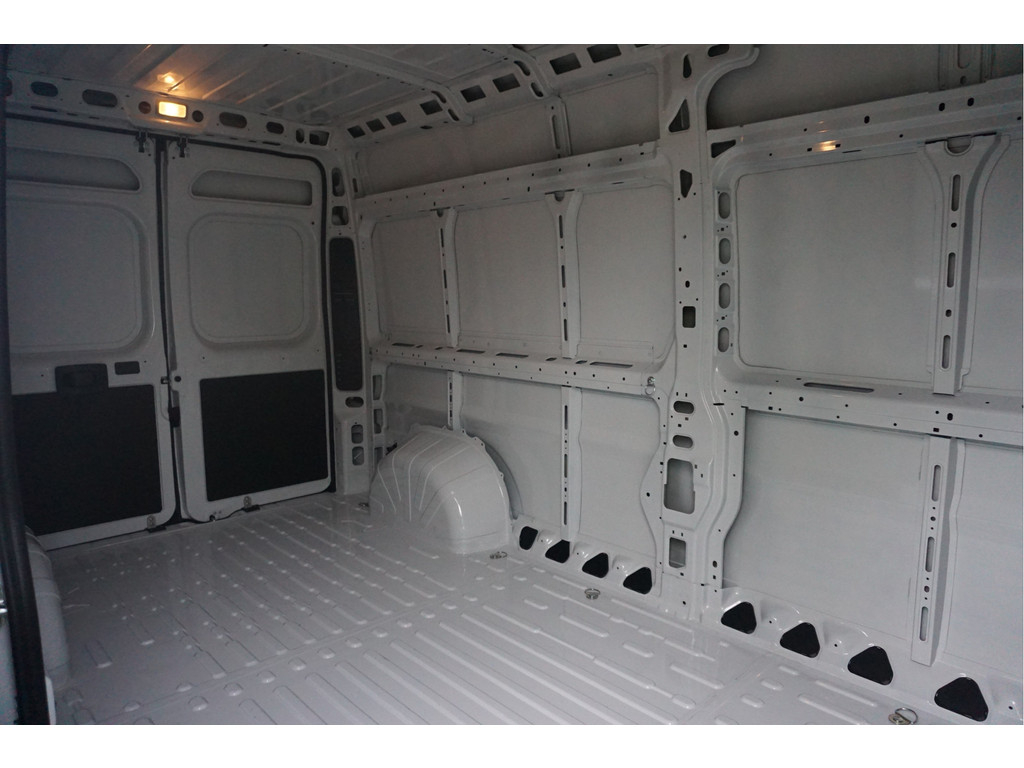 42945397-peugeot-boxer-9