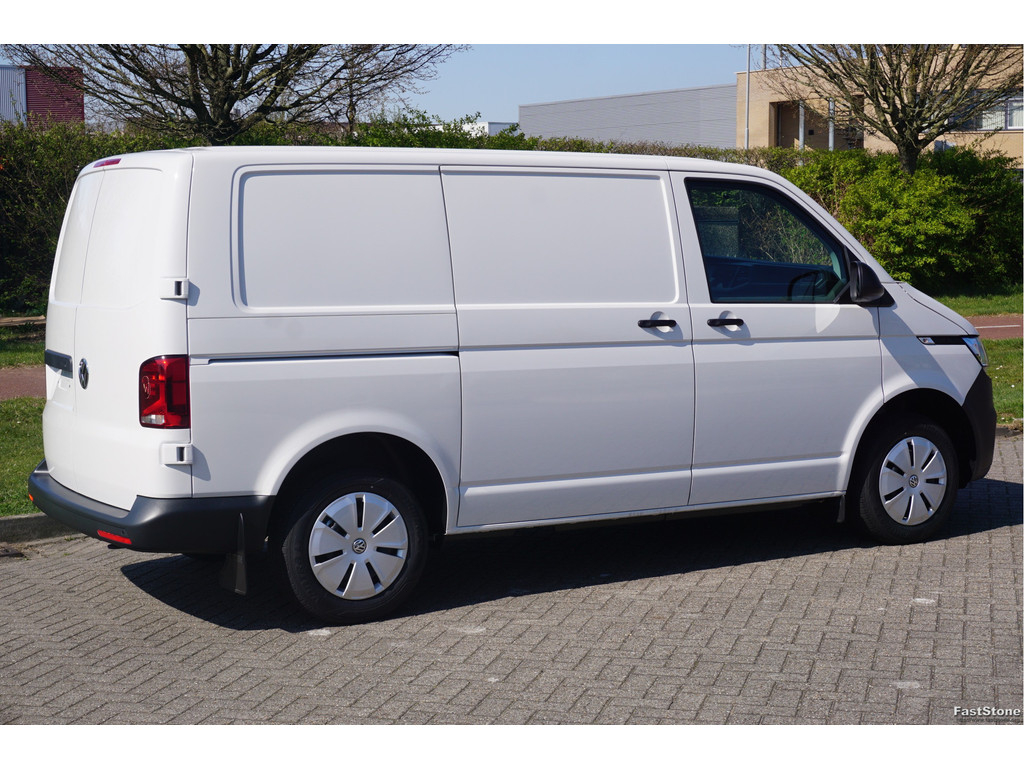43017916-volkswagen-transporter-4