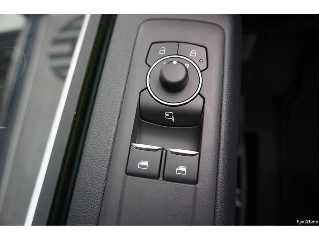 49338916-ford-transit-custom-12