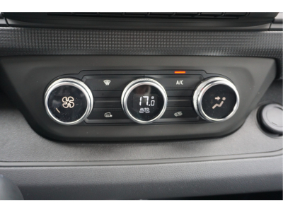 38281705-renault-trafic-13