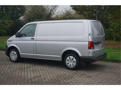 41240952-volkswagen-transporter-3