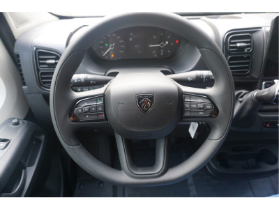 42123706-peugeot-boxer-10