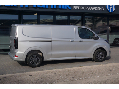 57122869-ford-transit-custom-4